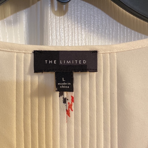 Like New, Cream Colored, Limited Aztec Print Blouse. Size Large - Picture 5 of 7